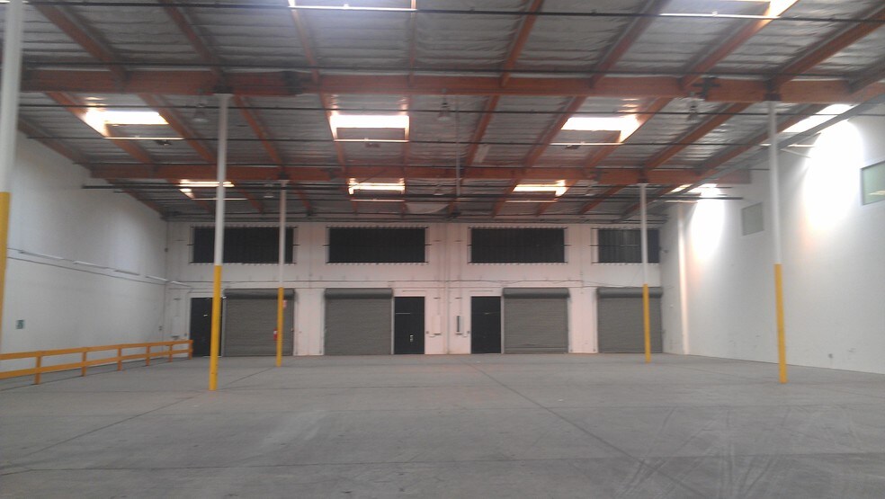 More Photos Of 10065 Via De La Amistad, San Diego Distribution For Lease