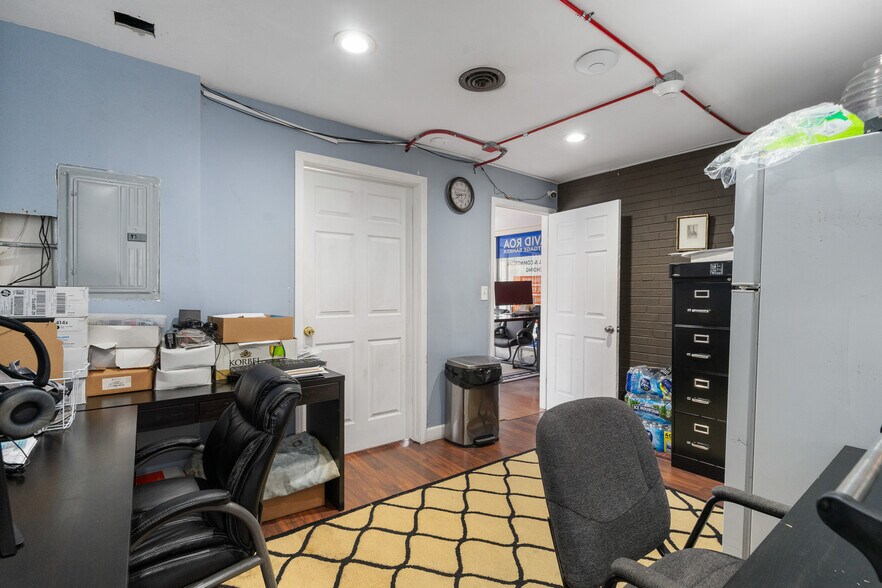 More Photos Of 3100 S Oak Park Ave, Berwyn Office For Sale