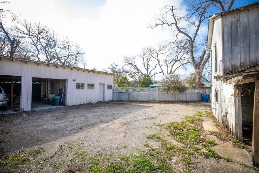 More Photos Of 633 S Castell Ave, New Braunfels Office Residential For Sale