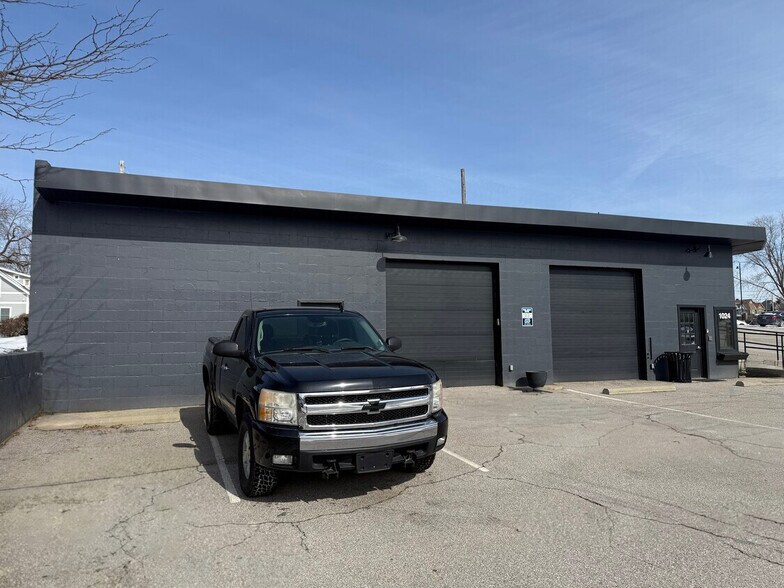 More Photos Of 1024 E Market St, Indianapolis Storefront Retail Office For Lease