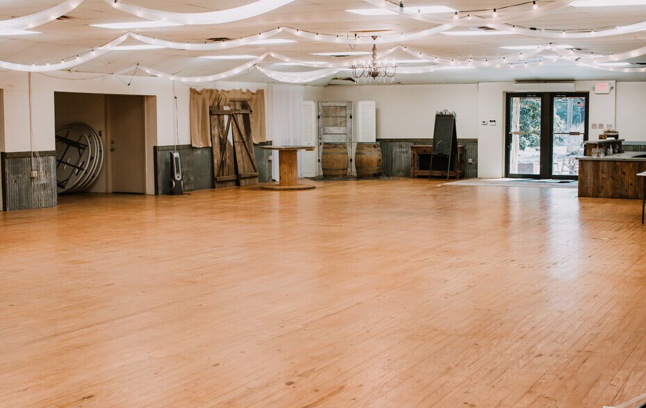 More Photos Of 13893 US Highway 87, Adkins Flex For Sale