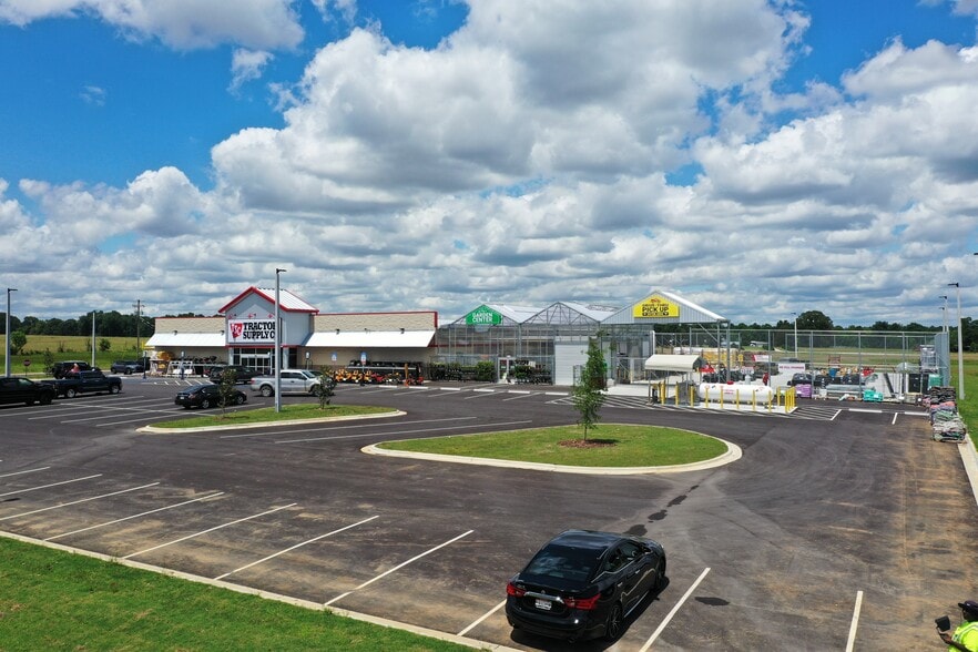 More Photos Of Tractor Supply, Rogersville Freestanding For Sale