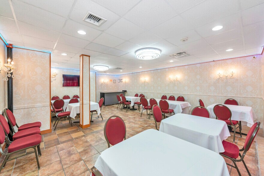 More Photos Of 2716 Hempstead Tpke, Levittown Restaurant For Sale