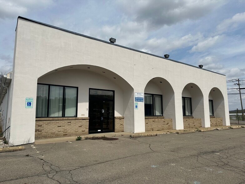More Photos Of 5 Lyn Mar Plz, Lyndora Office For Sale