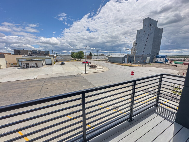 More Photos Of 107 Washington Ave, Williston Flex For Sale