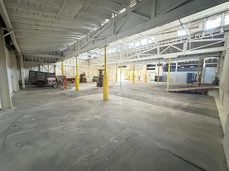 More Photos Of 323 S Fir St, Medford Warehouse For Sale