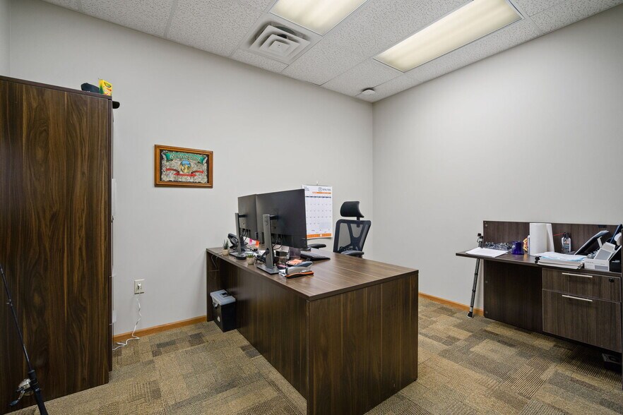 More Photos Of 1801 N 13th Ave E, Newton Flex For Lease