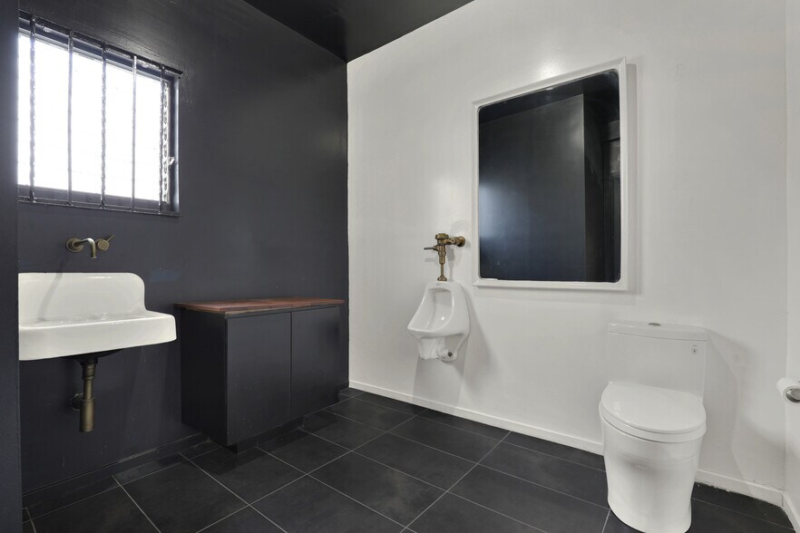 More Photos Of 435 S Boyle Ave, Los Angeles Office Residential For Sale