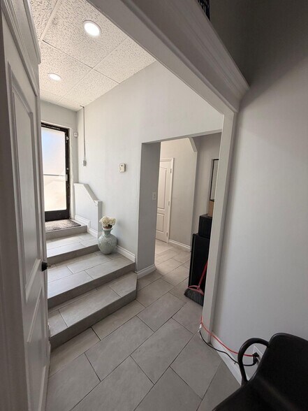 More Photos Of 566 W Lancaster Blvd, Lancaster Office For Sale