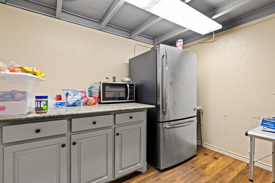 More Photos Of 3698 E Marshall Ave, Longview Warehouse For Lease