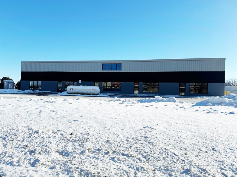 More Photos Of 70 Stonehill Rd, Oswego Warehouse For Lease