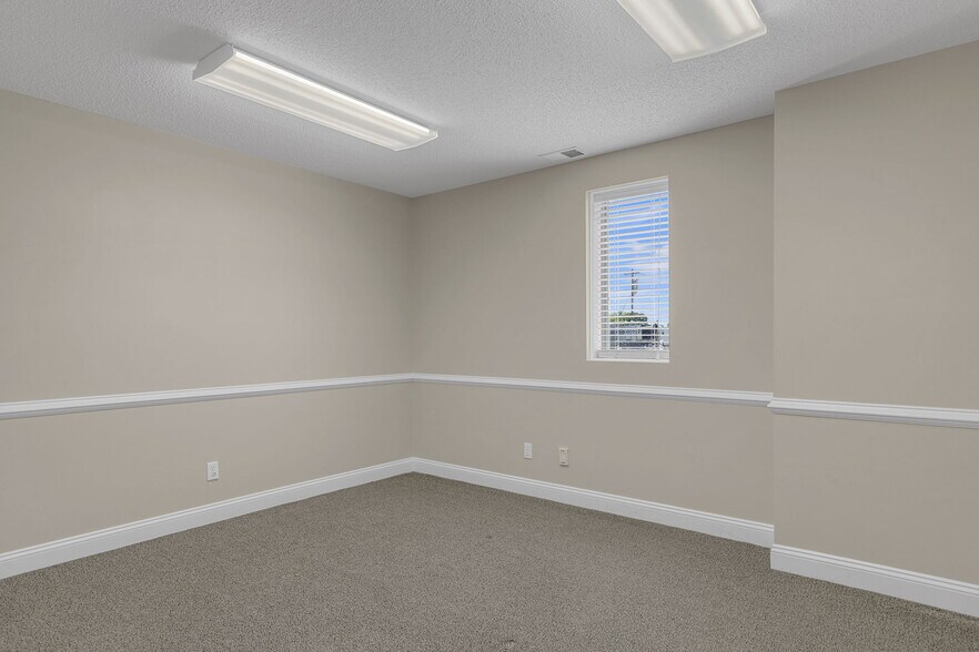 More Photos Of 117 Southwest Dr, Spartanburg Service For Sale