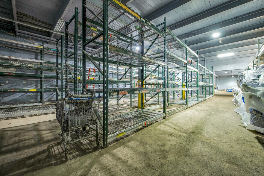 More Photos Of 7075 Lyndon St, Detroit Warehouse For Sale