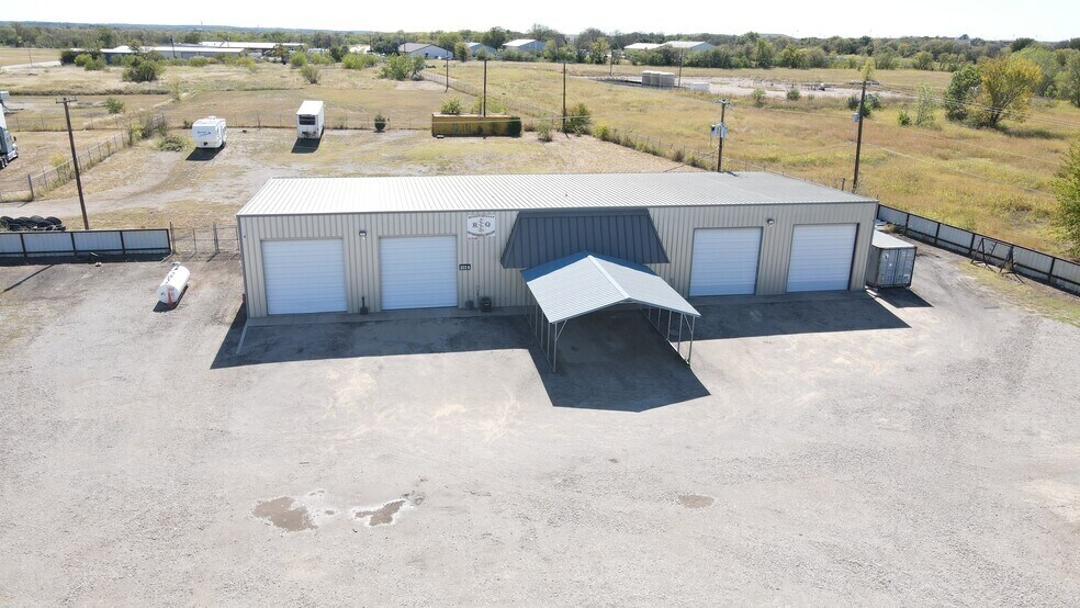 More Photos Of 322 Thomas Pl, Everman Industrial For Sale