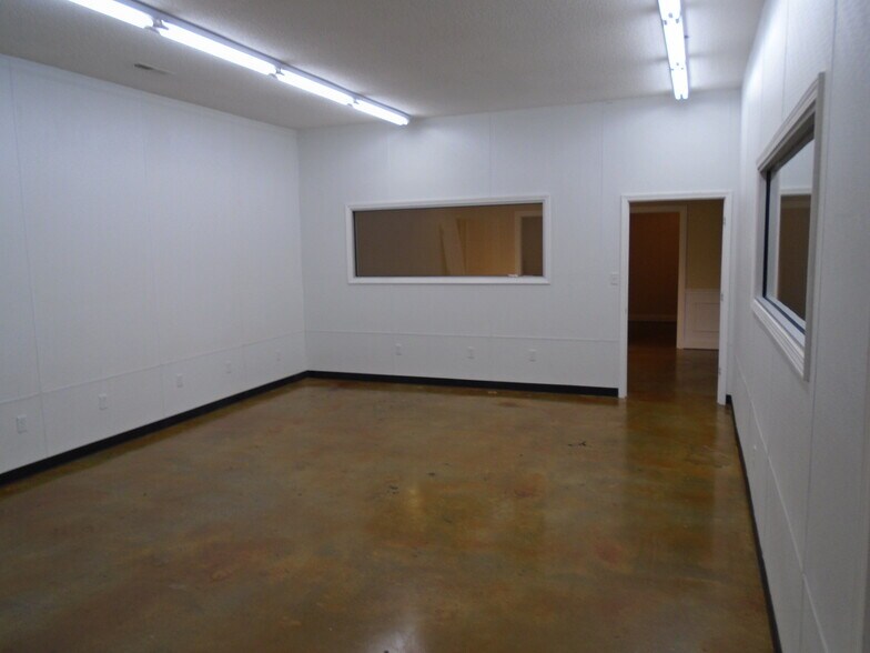 More Photos Of 2176 N Fox Hollow Dr, Nixa Warehouse For Lease