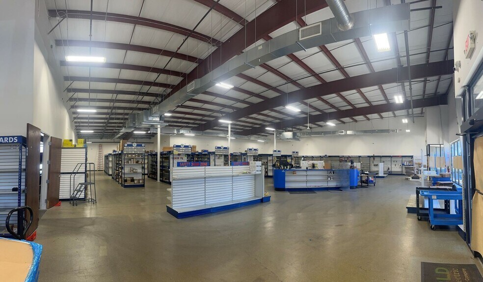 More Photos Of 317-329 Westridge Pky, Mcdonough Showroom For Lease