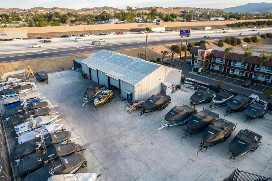 More Photos Of 1701-1711 Hamner Ave, Norco Showroom For Lease