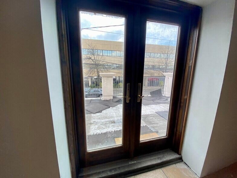 More Photos Of 25-27 E Merrick Rd, Valley Stream Office For Lease