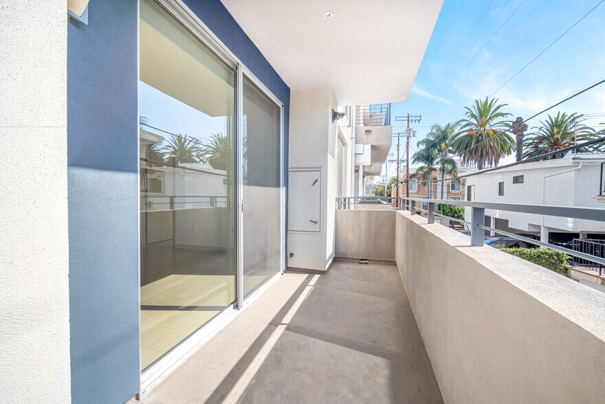 More Photos Of 11900 Courtleigh Dr, Los Angeles Apartments For Sale