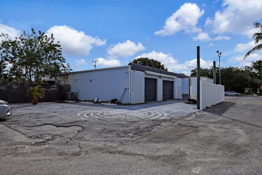 More Photos Of 705 Bond Way, Delray Beach Showroom For Sale