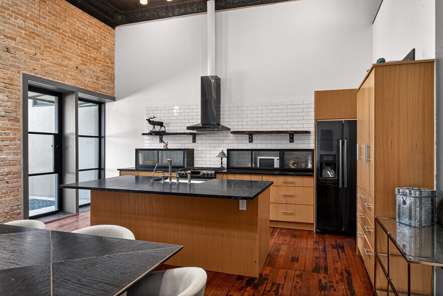 More Photos Of 612 High St, Comfort Storefront Retail Residential For Lease