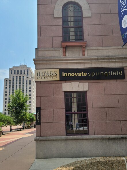 More Photos Of 15 SW Old State Capitol Plz, Springfield Office For Sale