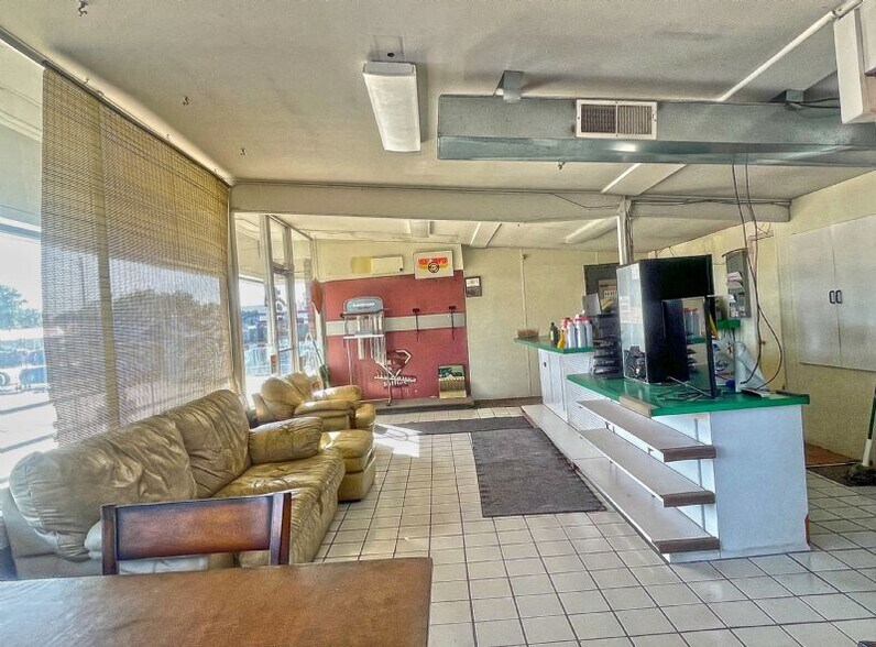 More Photos Of 1101 W Sheridan Ave, Shenandoah Auto Repair For Sale