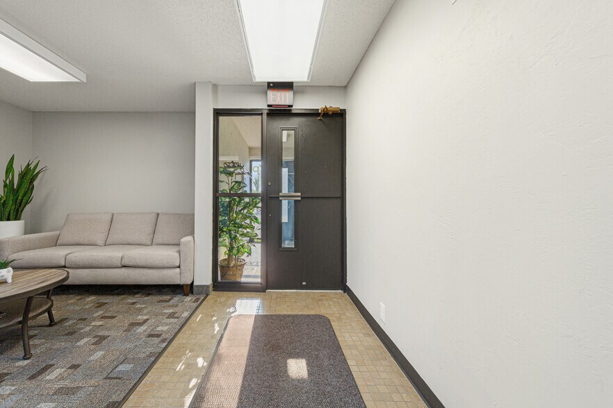 More Photos Of 152 E Pearl St, Owatonna Office For Sale