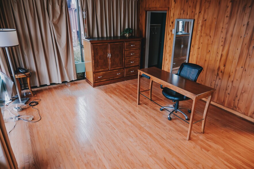 More Photos Of 136 Center St, Old Town Office For Sale