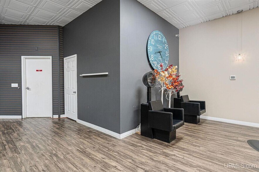 More Photos Of 1021 W Washington St, Marquette Flex For Sale