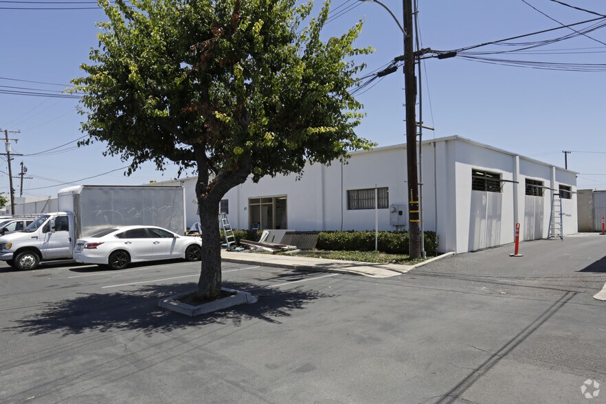 More Photos Of 3014 S Halladay St, Santa Ana Warehouse For Lease