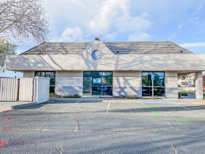 More Photos Of 1975 W Texas St, Fairfield Freestanding For Lease