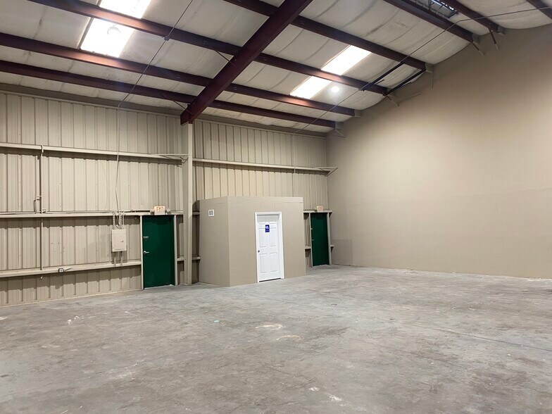 More Photos Of 743 Wesley Ave, Tarpon Springs Warehouse For Lease