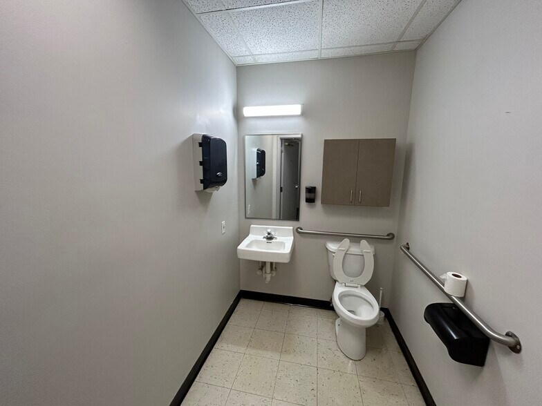 More Photos Of 1230 E Kingsley St, Springfield Medical For Lease