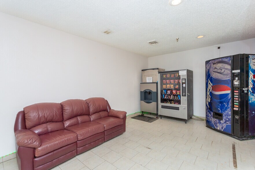 More Photos Of 2803 W 2nd St, Roswell Hotel For Sale