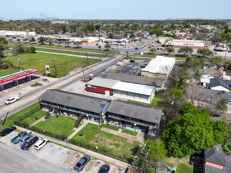 Primary Photo Of 11111 Wiggins St, Houston Apartments For Sale