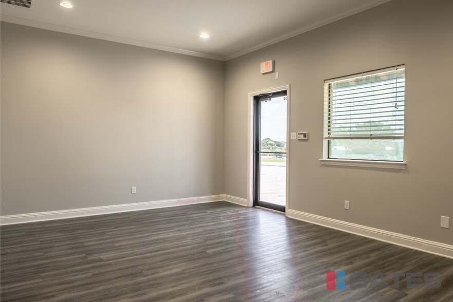 More Photos Of 198 Brothers Blvd, Red Oak Flex For Sale