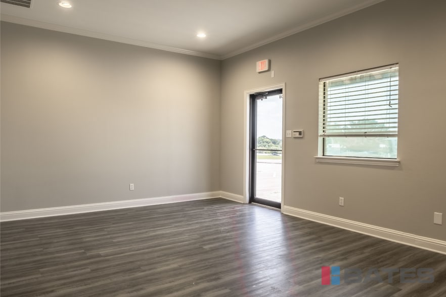 More Photos Of 198 Brothers Blvd, Red Oak Flex For Lease