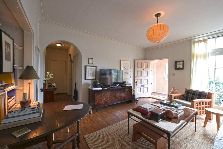 More Photos Of 2636 N Beachwood Dr, Los Angeles Apartments For Sale