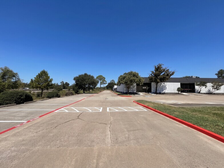 More Photos Of 3548-3564 W TC Jester Blvd, Houston Unknown For Lease