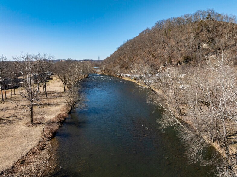More Photos Of 215 Lovers Ln, Elizabethton Flex For Sale