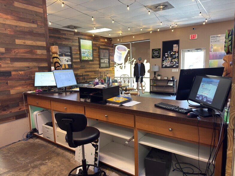 More Photos Of 1109 Tamiami Trl, Port Charlotte Showroom For Lease