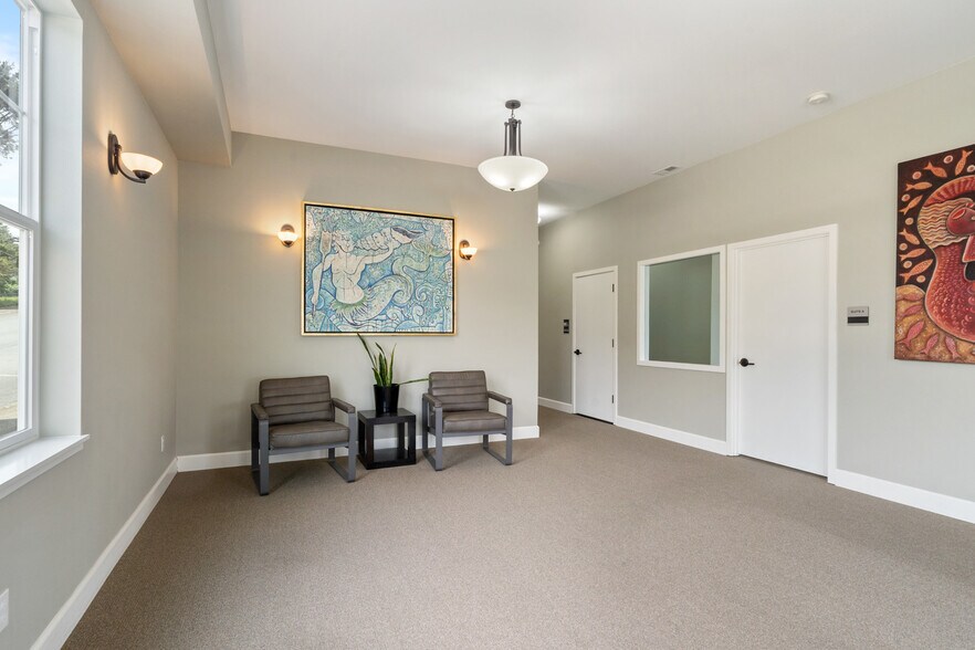 More Photos Of 2210 NE 22nd St, Lincoln City Office For Lease
