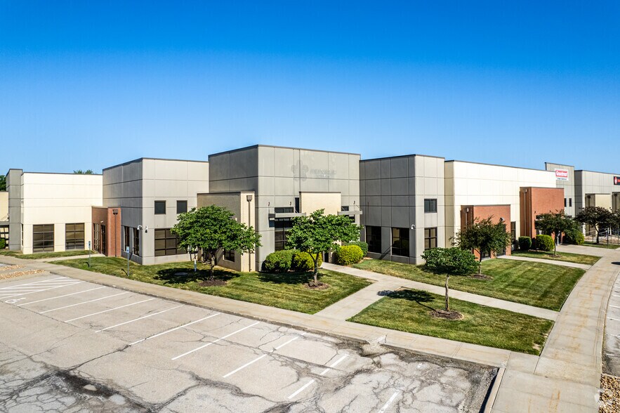 More Photos Of 2700-2740 Independence Ave, Lee's Summit Light Distribution For Lease