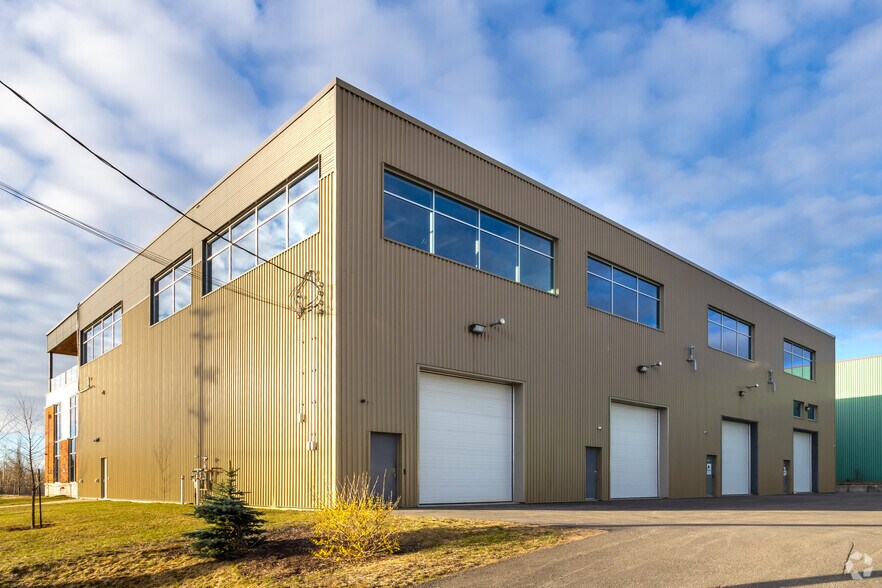 More Photos Of 1027 Boul Des Entreprises, Terrebonne Flex For Sale