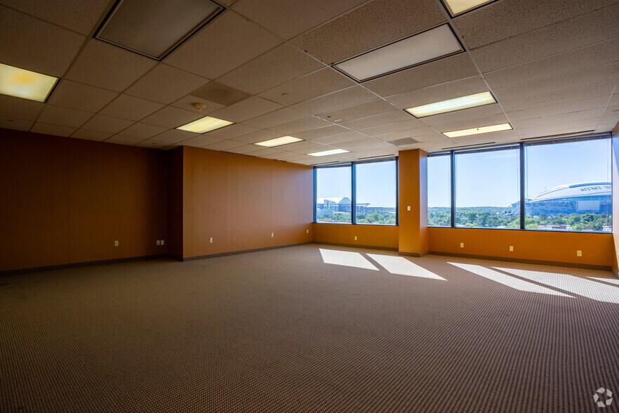 More Photos Of 1250 E Copeland Rd, Arlington Office For Lease