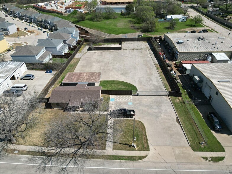 More Photos Of 414 N Kealy Ave, Lewisville Office For Sale