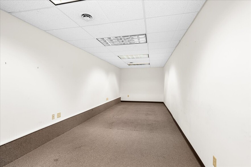 More Photos Of 1103 Avenue B, Cloquet Office For Lease