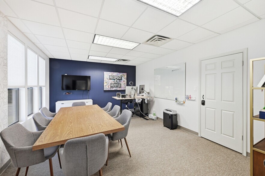 More Photos Of 8733 Shoal Creek Blvd, Austin Office For Sale