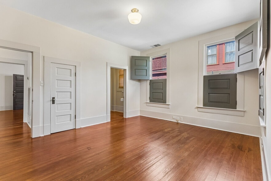 More Photos Of 117 W Mistletoe Ave, San Antonio Office For Sale